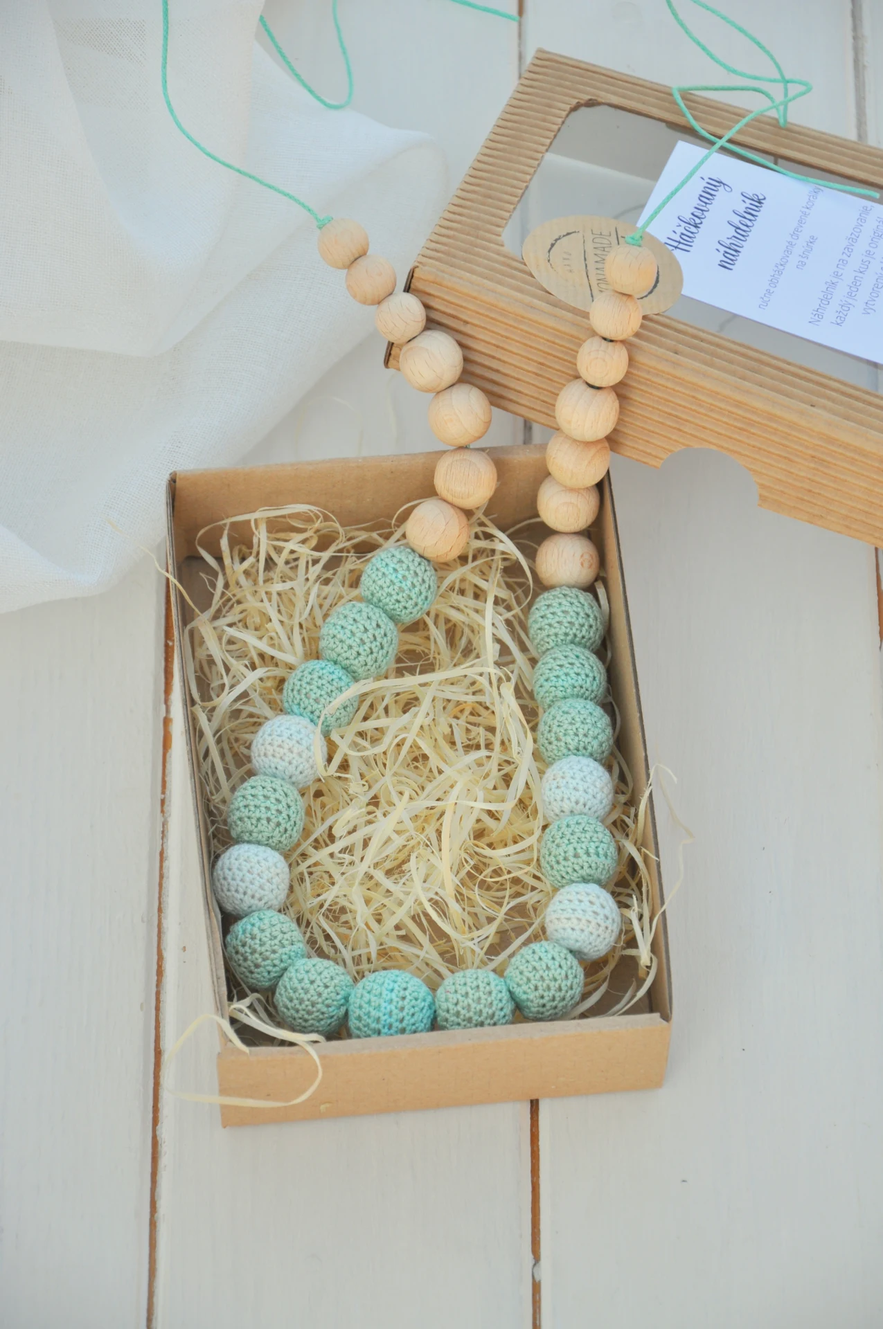 háčkovaný náhrdelník, bielo-mentolový