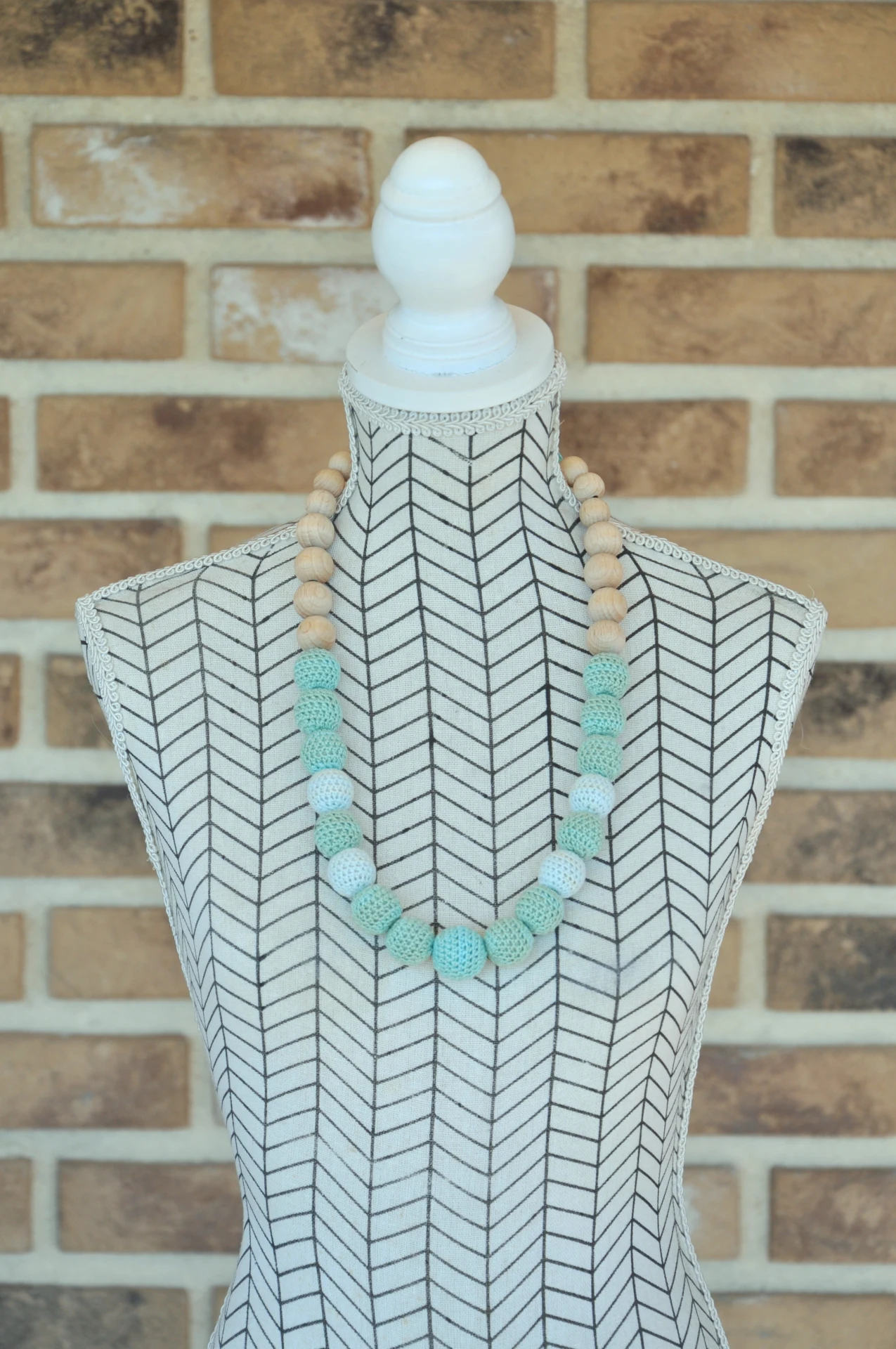 háčkovaný náhrdelník, bielo-mentolový 2