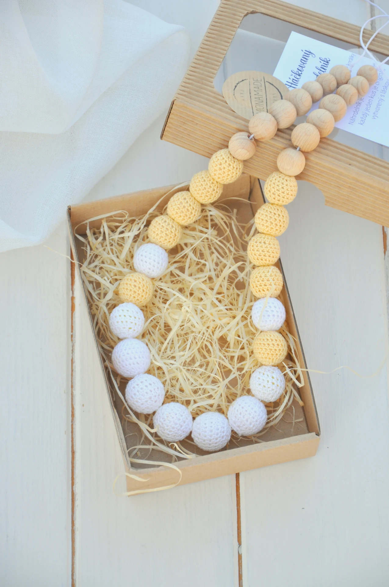 háčkovaný náhrdelník, bielo-žltý