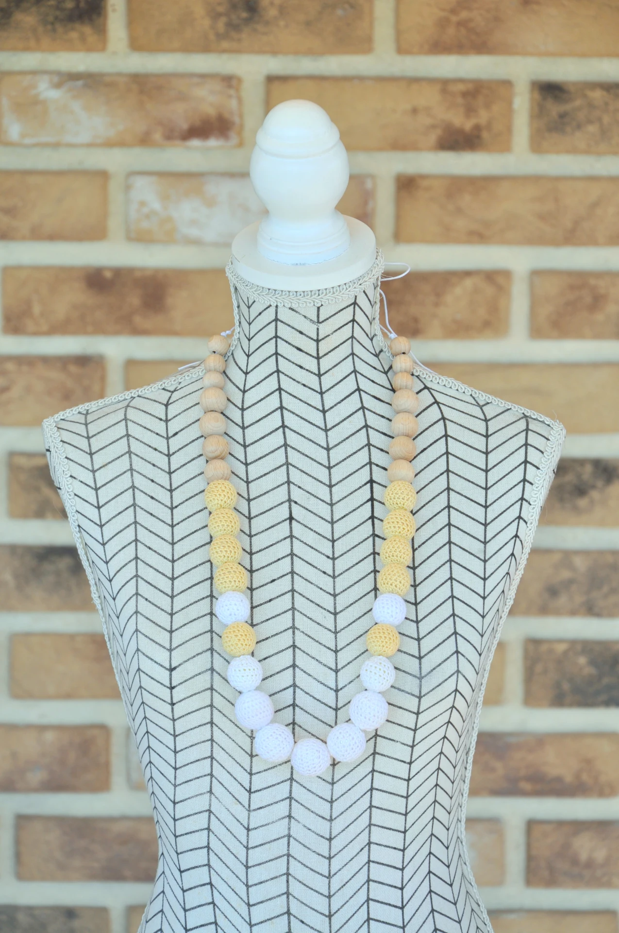 háčkovaný náhrdelník, bielo-žltý 2