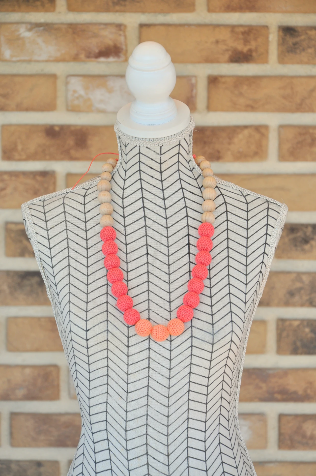 háčkovaný náhrdelník, lososový 2