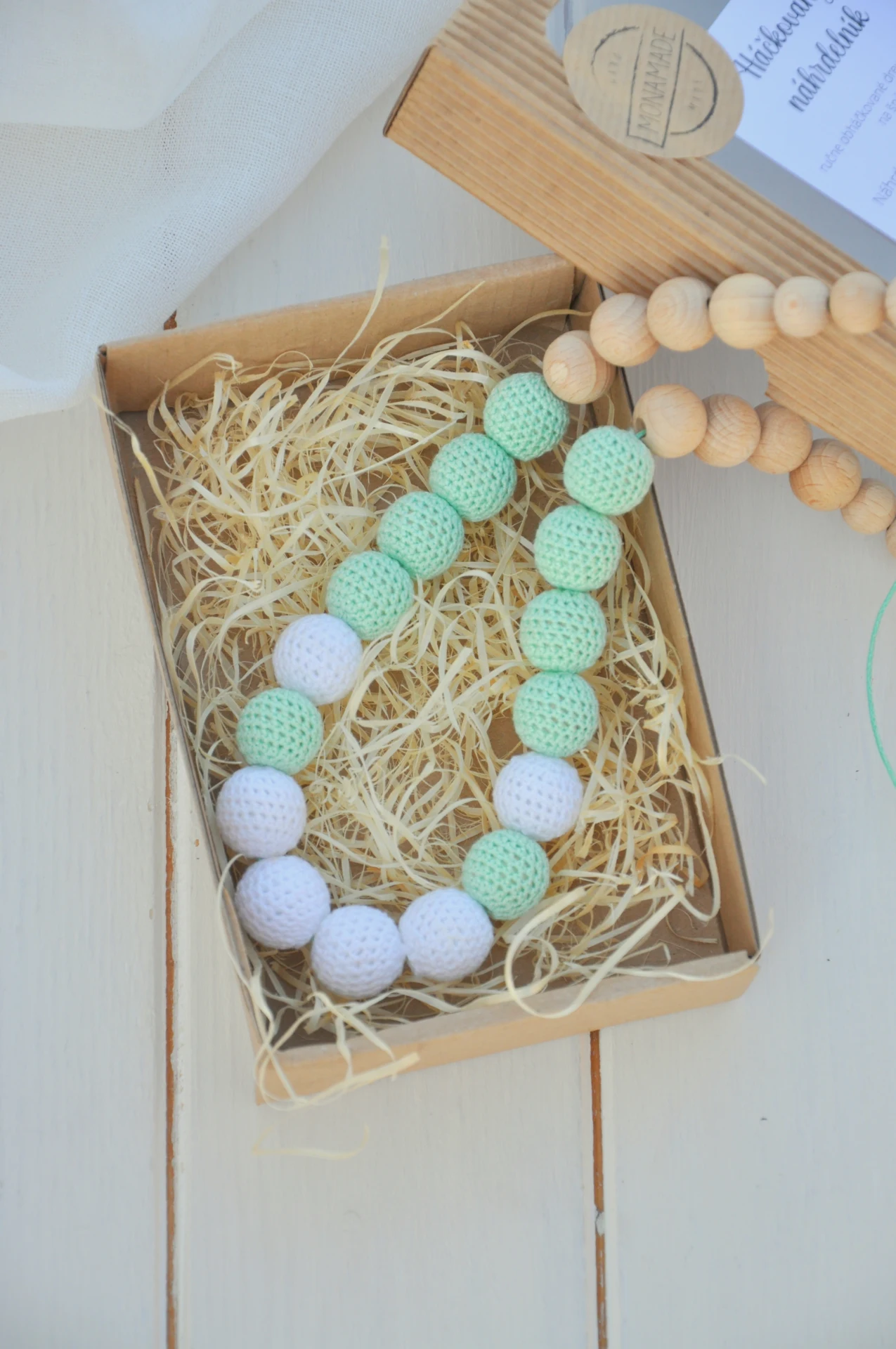 háčkovaný náhrdelník, mentolovo-biely