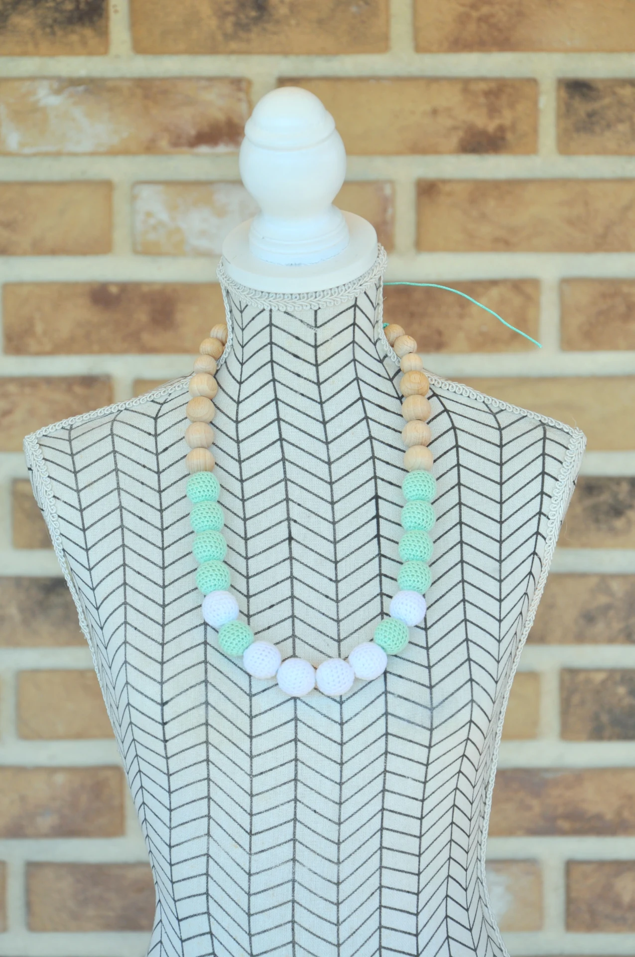 háčkovaný náhrdelník, mentolovo-biely 2