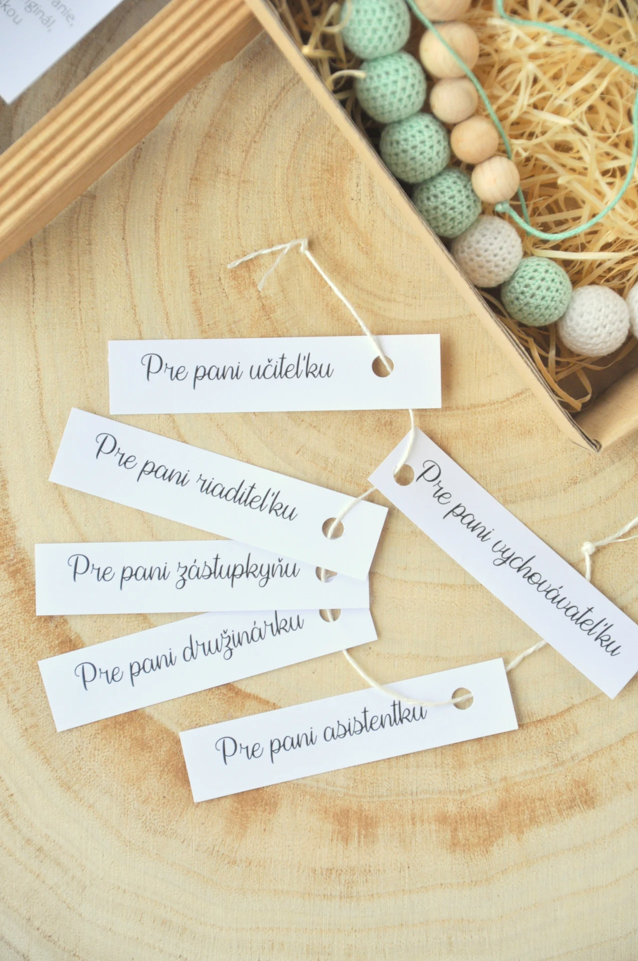 háčkovaný náhrdelník, mentolovo-biely 3