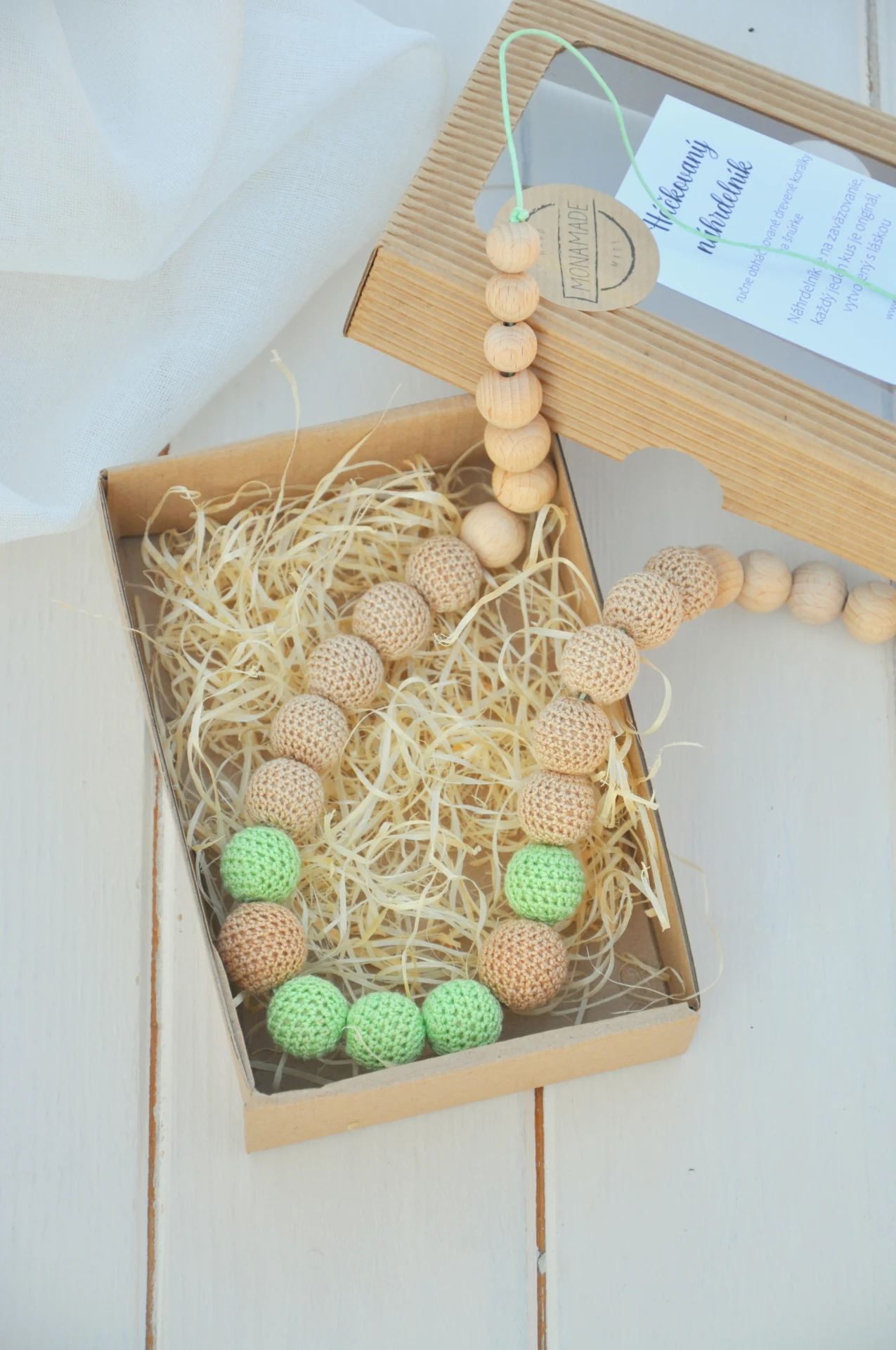 háčkovaný náhrdelník, zeleno-béžový