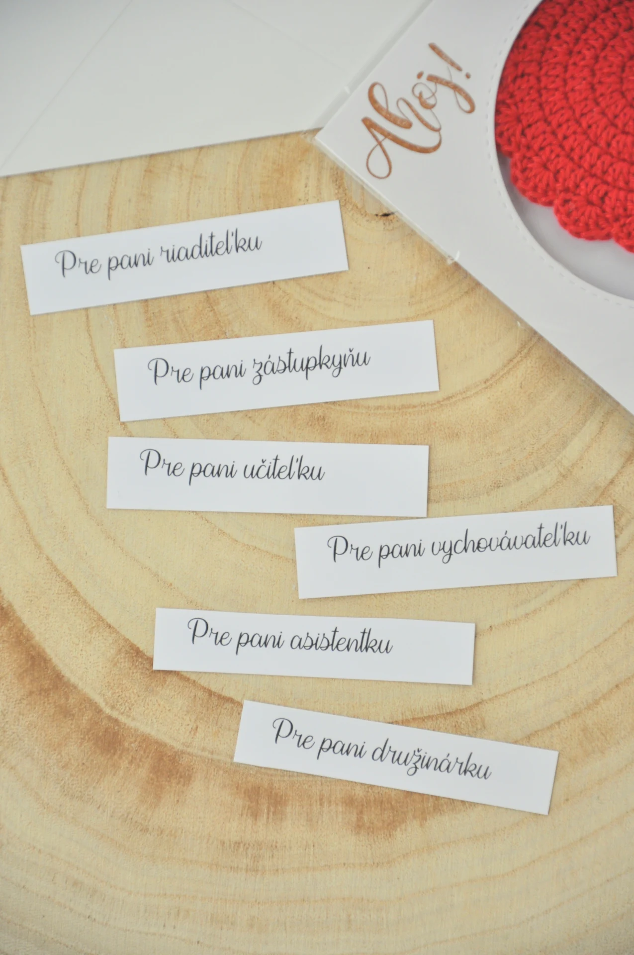 Červená podšálka, otvárací pozdrav s obálkou 2